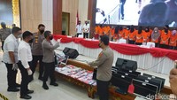 Wakapolda Lampung Brigjen Subianto saat memamerkan para tersangka dan barang bukti sindikat judi online. (Tommy Saputra/detikSumut)