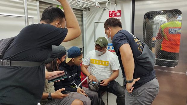 Pembunuh wanita teman kencan di Jakpus ditangkap di KRL Stasiun Palmerah, Jakarta Barat, Senin (25/7/2022).