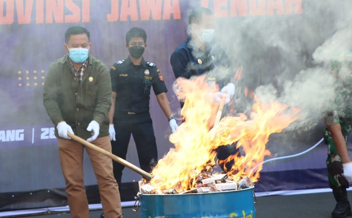 Pemusnahan Rokok Ilegal Hasil Penindakan Kanwil Bea Cukai di halaman Kantor Gubernur Jawa Tengah.