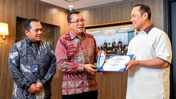 Direktur Utama Bank BTN Haru Koesmahargyo didampingi Direktur Human Capital, Compliance & Legal Bank BTN Eko Waluyo menerima penghargaan AKHLAK Award 2022 yang diserahkan oleh Founder ACT Consulting Ary Ginanjar Agustian di Jakarta, Selasa (26/7). Bank BTN meraih penghargaan AKHLAK Award 2022  yang diselenggarakan ACT Consulting untuk Kategori Jasa Keuangan. Implementasi Budaya AKHLAK yang dilakukan di lingkungan kerja Bank BTN dinilai sangat baik. Hal ini sekaligus membuktikan seluruh insan BTNers telah mengimplementasikan Budaya AKHLAK dalam setiap proses kerja dan bisnis perseroan.