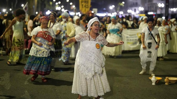 Perempuan Kulit Berwarna Demo Tolak Rasisme di Brasil Perempuan kulit berwarna Brazil melakukan aksi protes di Sao Paulo. Saat melakukan aksi protes, para demonstran tampil dengan gaya yang unik.
