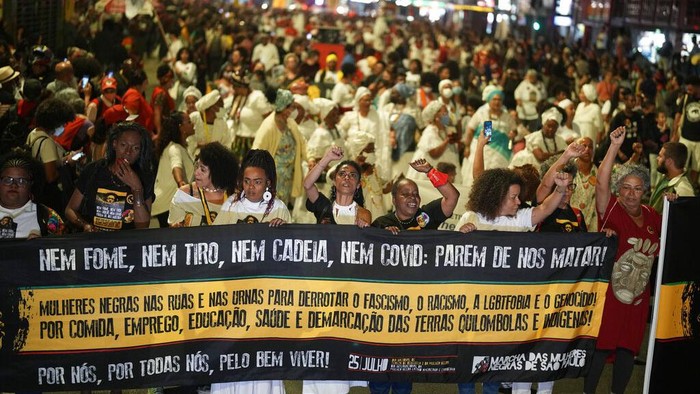 Perempuan kulit berwarna Brazil melakukan aksi protes di Sao Paulo. Saat melakukan aksi protes, para demonstran tampil dengan gaya yang unik.