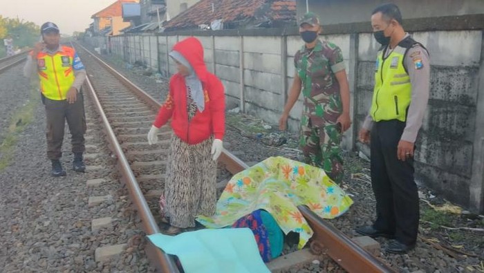 Perempuan lansia korban tertabrak kereta api di Duduksampeyan, Gresik