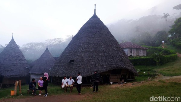 Wisatawan yang berkunjung ke Wae Rebo juga akan menempati rumah tradisional ini. Mereka akan menginap secara komunal bersama wisatawan lain.