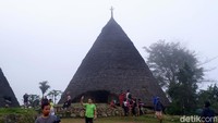 Setiap rumah dilengkapi Ngando, yaitu ujung tiang Bongkok yang terletak di puncak atap. Ngando dalam gambar merupakan ngando untuk rumah utama. Karena pada rumah biasa, ngando hanya berbentuk garis lurus saja.