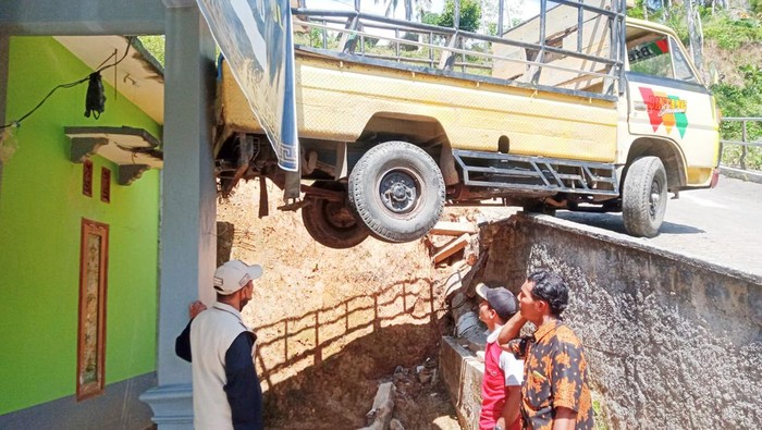 Pikap di Ponorogo tergelincir
