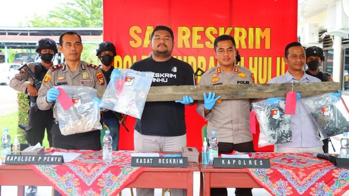 Polisi menunjukkan barang bukti yang diamankan berupa kayu balok