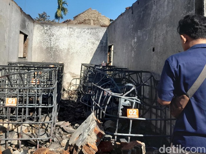 Polisi olah TKP di rumah yang ludes terbakar di Bondowoso