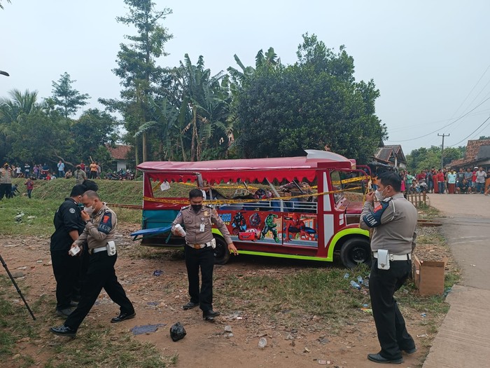 Polres Serang olah TKP kecelakaan odong-odong tertabrak kereta Polres Serang olah TKP kecelakaan odong-odong tertabrak kereta