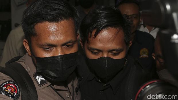 Komnas HAM selesai memeriksa Bharada E terkait kematian Brigadir Yoshua atau Brigadir J. Bharada E keluar ruangan pemeriksaan dengan pengawalan dan langsung meninggalkan Komnas HAM, Selasa, (26/7/2022).