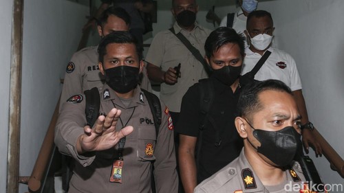 Komnas HAM selesai memeriksa Bharada E terkait kematian Brigadir Yoshua atau Brigadir J. Bharada E keluar ruangan pemeriksaan dengan pengawalan dan langsung meninggalkan Komnas HAM, Selasa, (26/7/2022).