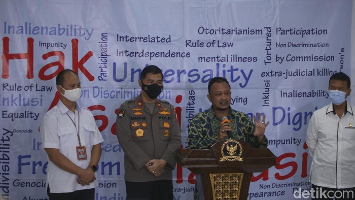 Komnas HAM selesai memeriksa Bharada E terkait kematian Brigadir Yoshua atau Brigadir J. Bharada E keluar ruangan pemeriksaan dengan pengawalan dan langsung meninggalkan Komnas HAM, Selasa, (26/7/2022).