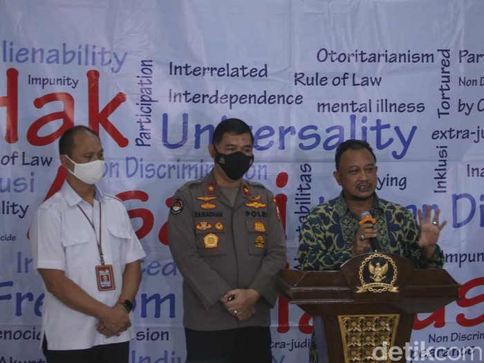 Komnas HAM selesai memeriksa Bharada E terkait kematian Brigadir Yoshua atau Brigadir J. Bharada E keluar ruangan pemeriksaan dengan pengawalan dan langsung meninggalkan Komnas HAM, Selasa, (26/7/2022).