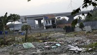 Begini potret sejumlah lahan warga yang terpaksa dibebaskan untuk pembangunan jalan tol Cimanggis-Cibitung, Selasa (26/07/2022).