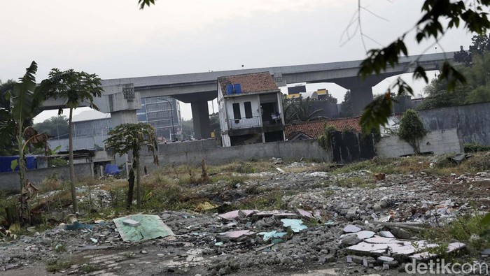 Proyek Tol Cimanggis-Cibitung harus membebaskan rumah dan lahan milik warga. Begini potret rumah-rumah yang tergusur akibat proyel Tol Cimanggis-Cibitung.