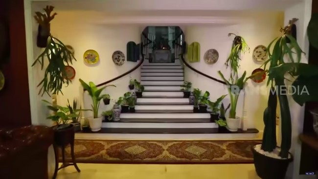 Tak hanya di luar, keasrian juga sampai ke dalam rumah. Seperti terlihat di tangga utama, sisi kanan dan kiri dipermanis dengan tanaman hias. (Foto: YouTube TRANS7 OFFICIAL)