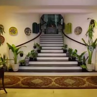 Tak hanya di luar, keasrian juga sampai ke dalam rumah. Seperti terlihat di tangga utama, sisi kanan dan kiri dipermanis dengan tanaman hias. (Foto: YouTube TRANS7 OFFICIAL)