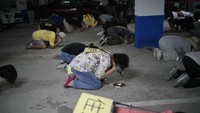 Warga menutup telinga, jongkok dan bersembunyi di tempat aman saat simulasi.  (Sam Yeh/AFP/Getty Images)
