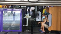 Warga terduduk di sebuah toko saat simulasi terjadi. Latihan itu dilakukan dalam rangka latihan serangan udara untuk meningkatkan kesiagaan jika terjadi serangan China.