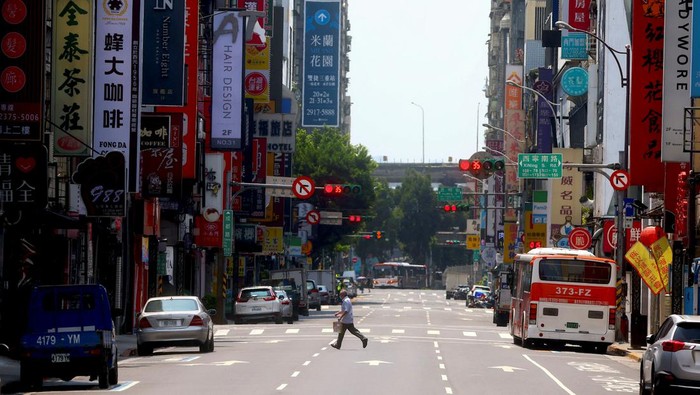 Potret Warga Taiwan Simulasi Serangan Udara A man runs to find a cover during the air-raid exercise named Wan An, an annual 30 min drill, a reminder of rising Chinese military threat, during which all vehicles are ordered to move to the sides of roads and pedestrians to wait in back streets in Taipei, Taiwan, July 25, 2022. REUTERS/Ann Wang