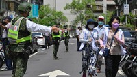 Petugas kepolisian menepikan semua kendaraan dan mengintruksikan seluruh penumpang untuk berlindung di gedung sekitar. (Sam Yeh/AFP/Getty Images)