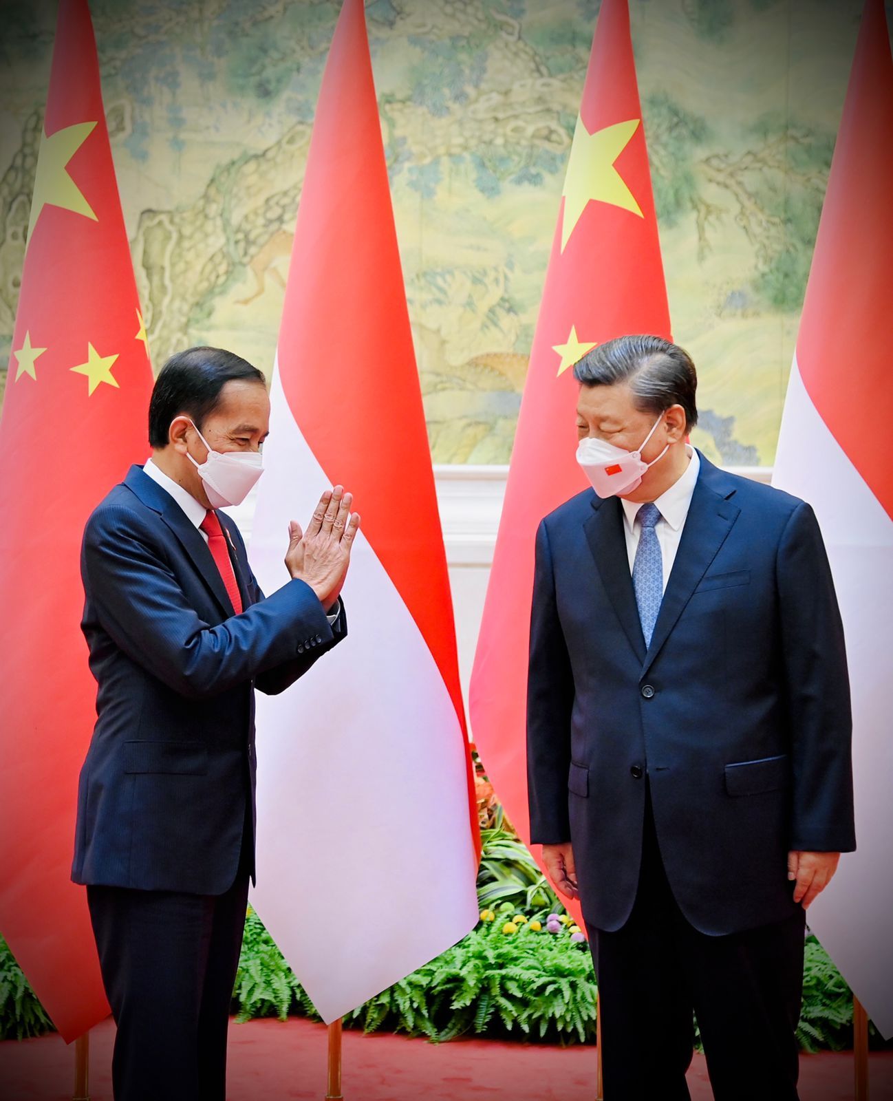 Presiden Jokowi melakukan pertemuan bilateral dengan Presiden Republik Rakyat Tiongkok (RRT) Xi Jinping di Villa 14, Diaoyutai State Guesthouse, Beijing, Selasa sore, 26 Juli 2022. Presiden Jokowi disambut oleh Presiden Xi dan keduanya langsung melakukan foto bersama. Setelahnya kedua pemimpin negara bersama-sama menuju ruang pertemuan. (Dok: Biro Pers Sekretariat Presiden) Presiden Jokowi melakukan pertemuan bilateral dengan Presiden Republik Rakyat Tiongkok (RRT) Xi Jinping di Villa 14, Diaoyutai State Guesthouse, Beijing, Selasa sore, 26 Juli 2022. Presiden Jokowi disambut oleh Presiden Xi dan keduanya langsung melakukan foto bersama. Setelahnya kedua pemimpin negara bersama-sama menuju ruang pertemuan. (Dok: Biro Pers Sekretariat Presiden)