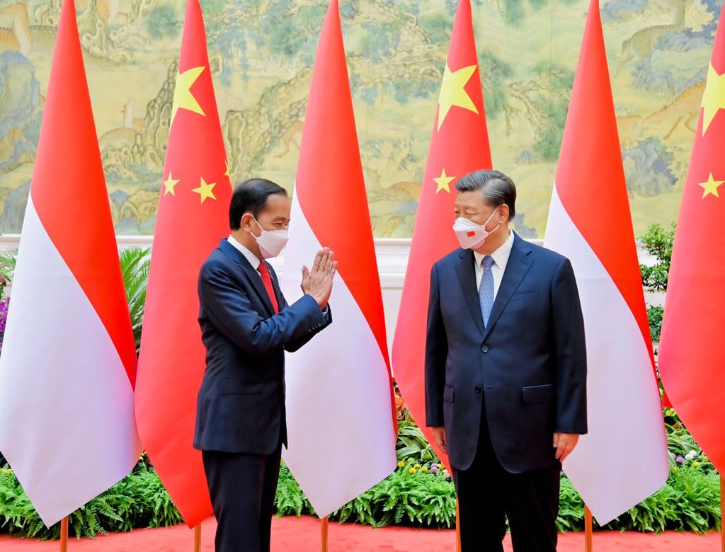 Presiden Jokowi melakukan pertemuan bilateral dengan Presiden Republik Rakyat Tiongkok (RRT) Xi Jinping di Villa 14, Diaoyutai State Guesthouse, Beijing, Selasa sore, 26 Juli 2022. Presiden Jokowi disambut oleh Presiden Xi dan keduanya langsung melakukan foto bersama. Setelahnya kedua pemimpin negara bersama-sama menuju ruang pertemuan. (Dok: Biro Pers Sekretariat Presiden)
