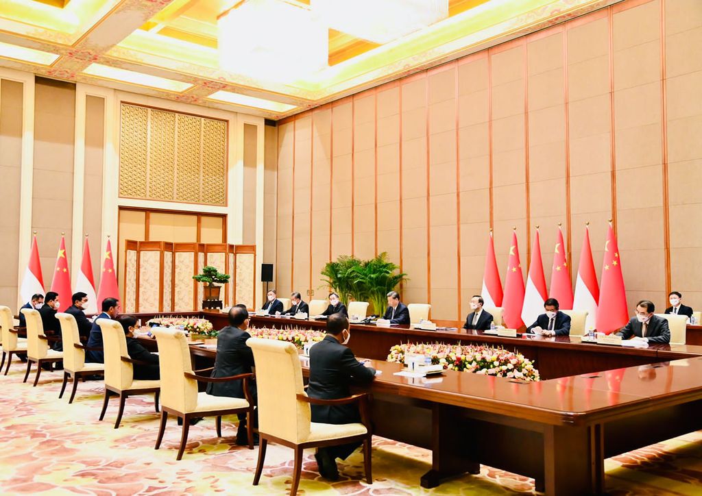 Presiden Jokowi melakukan pertemuan bilateral dengan Presiden Republik Rakyat Tiongkok (RRT) Xi Jinping di Villa 14, Diaoyutai State Guesthouse, Beijing, Selasa sore, 26 Juli 2022. Presiden Jokowi disambut oleh Presiden Xi dan keduanya langsung melakukan foto bersama. Setelahnya kedua pemimpin negara bersama-sama menuju ruang pertemuan. (Dok: Biro Pers Sekretariat Presiden)