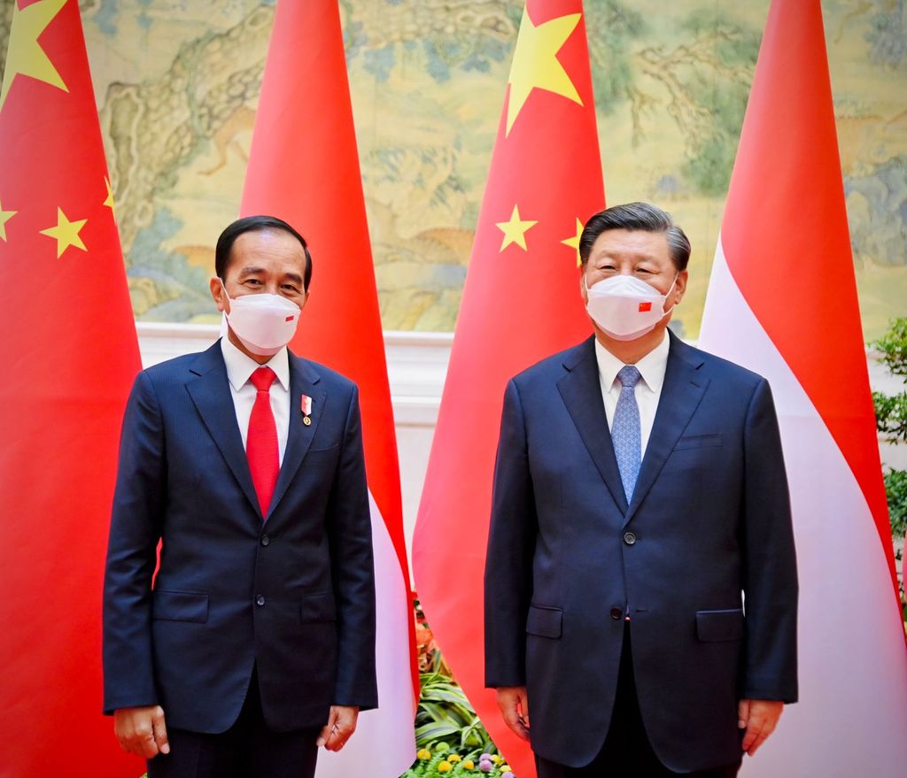 Presiden Jokowi melakukan pertemuan bilateral dengan Presiden Republik Rakyat Tiongkok (RRT) Xi Jinping di Villa 14, Diaoyutai State Guesthouse, Beijing, Selasa sore, 26 Juli 2022. Presiden Jokowi disambut oleh Presiden Xi dan keduanya langsung melakukan foto bersama. Setelahnya kedua pemimpin negara bersama-sama menuju ruang pertemuan. (Dok: Biro Pers Sekretariat Presiden)