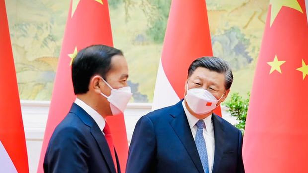 Presiden Jokowi melakukan pertemuan bilateral dengan Presiden Republik Rakyat Tiongkok (RRT) Xi Jinping di Villa 14, Diaoyutai State Guesthouse, Beijing, Selasa sore, 26 Juli 2022. Presiden Jokowi disambut oleh Presiden Xi dan keduanya langsung melakukan foto bersama. Setelahnya kedua pemimpin negara bersama-sama menuju ruang pertemuan. (Dok: Biro Pers Sekretariat Presiden)