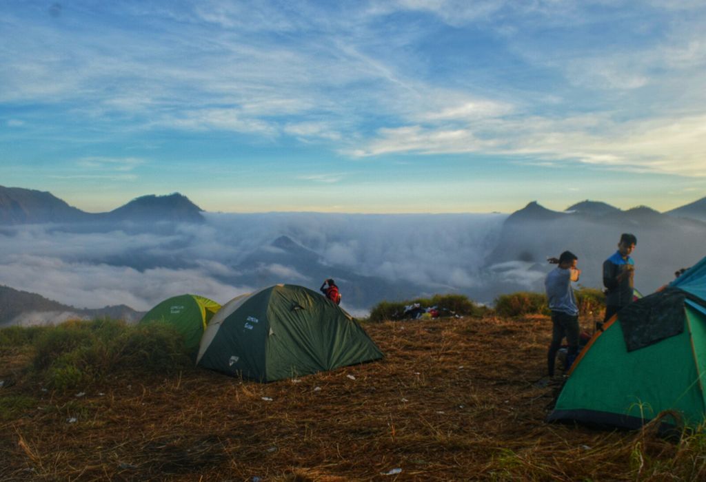 Puncak Gunung Rinjani Lombok dari Bukit Pergasingan Sembalun Lombok Timur, NTB.
