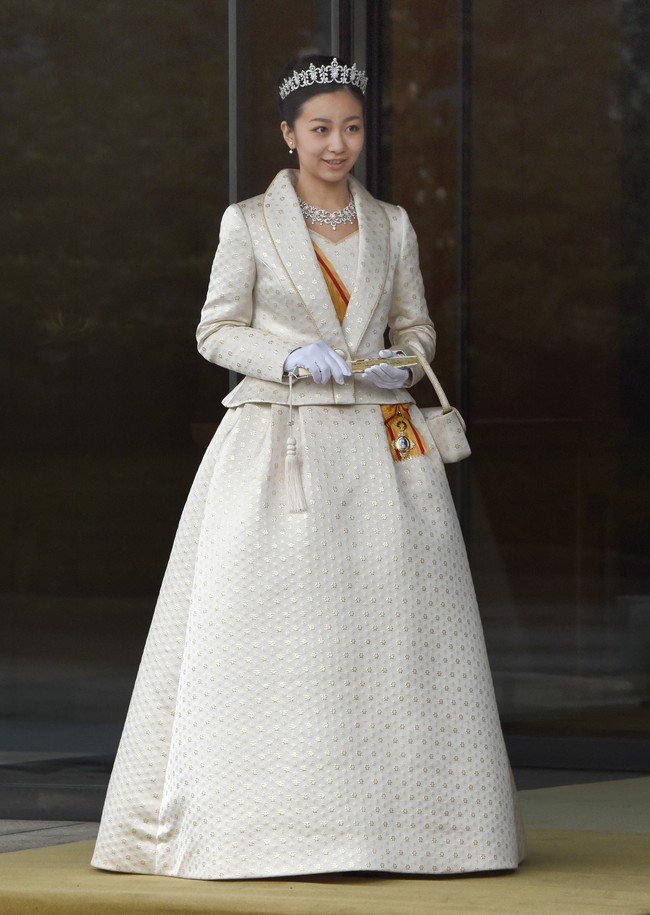 putri kako dari jepang Japans Princess Kako, the second daughter of Prince Akishino and Princess Kiko, in full dress leaves the Imperial Palace in Tokyo after meeting with the emperor and empress on December 29, 2014. Kako, a granddaughter of Emperor Akihito and Empress Michiko, celebrated her 20th birthday on December 29. AFP PHOTO / Toru YAMANAKA (Photo by TORU YAMANAKA / AFP) (Photo by TORU YAMANAKA/AFP via Getty Images)