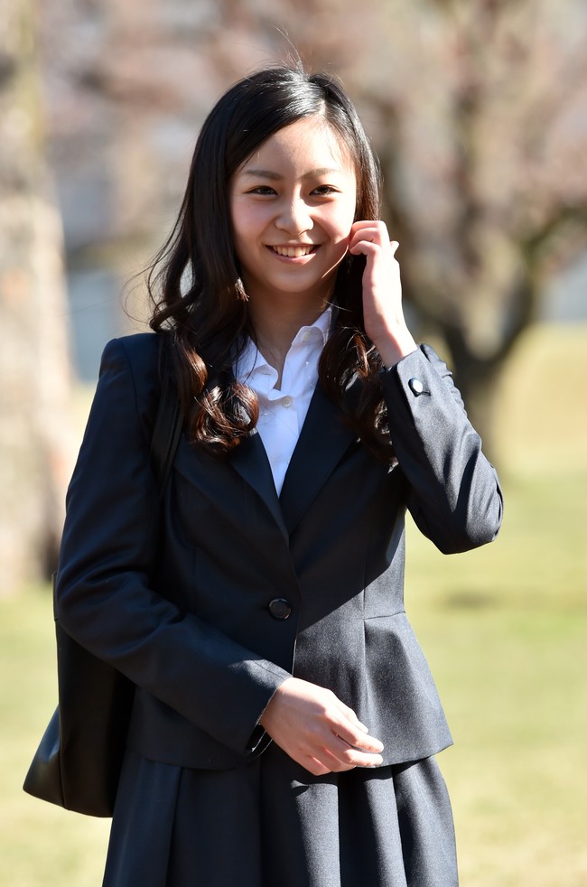putri kako dari jepang Japans Princess Kako, the second daughter of Prince Akishino and Princess Kiko, in full dress leaves the Imperial Palace in Tokyo after meeting with the emperor and empress on December 29, 2014. Kako, a granddaughter of Emperor Akihito and Empress Michiko, celebrated her 20th birthday on December 29. AFP PHOTO / Toru YAMANAKA (Photo by TORU YAMANAKA / AFP) (Photo by TORU YAMANAKA/AFP via Getty Images)