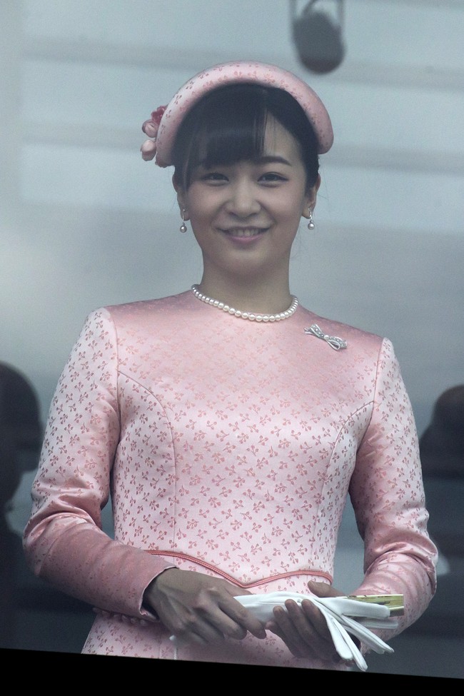 putri kako dari jepang Japans Princess Kako, the second daughter of Prince Akishino and Princess Kiko, in full dress leaves the Imperial Palace in Tokyo after meeting with the emperor and empress on December 29, 2014. Kako, a granddaughter of Emperor Akihito and Empress Michiko, celebrated her 20th birthday on December 29. AFP PHOTO / Toru YAMANAKA (Photo by TORU YAMANAKA / AFP) (Photo by TORU YAMANAKA/AFP via Getty Images)