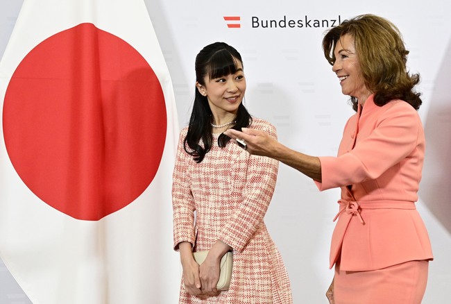 putri kako dari jepang Japans Princess Kako, the second daughter of Prince Akishino and Princess Kiko, in full dress leaves the Imperial Palace in Tokyo after meeting with the emperor and empress on December 29, 2014. Kako, a granddaughter of Emperor Akihito and Empress Michiko, celebrated her 20th birthday on December 29. AFP PHOTO / Toru YAMANAKA (Photo by TORU YAMANAKA / AFP) (Photo by TORU YAMANAKA/AFP via Getty Images)