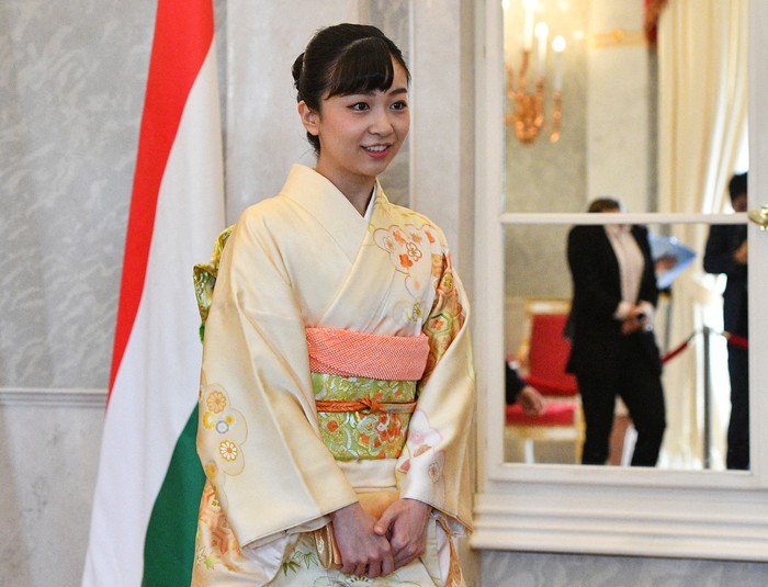 putri kako dari jepang Japans Princess Kako, the second daughter of Prince Akishino and Princess Kiko, in full dress leaves the Imperial Palace in Tokyo after meeting with the emperor and empress on December 29, 2014. Kako, a granddaughter of Emperor Akihito and Empress Michiko, celebrated her 20th birthday on December 29. AFP PHOTO / Toru YAMANAKA (Photo by TORU YAMANAKA / AFP) (Photo by TORU YAMANAKA/AFP via Getty Images)