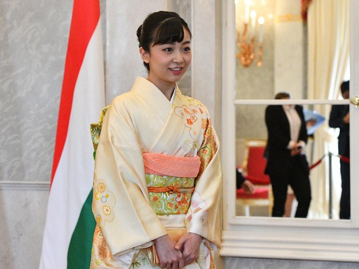 Japans Princess Kako, the second daughter of Prince Akishino and Princess Kiko, in full dress leaves the Imperial Palace in Tokyo after meeting with the emperor and empress on December 29, 2014. Kako, a granddaughter of Emperor Akihito and Empress Michiko, celebrated her 20th birthday on December 29.    AFP PHOTO / Toru YAMANAKA (Photo by TORU YAMANAKA / AFP) (Photo by TORU YAMANAKA/AFP via Getty Images)
