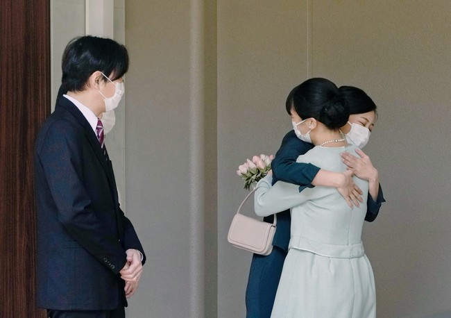 putri kako dari jepang Japans Princess Kako, the second daughter of Prince Akishino and Princess Kiko, in full dress leaves the Imperial Palace in Tokyo after meeting with the emperor and empress on December 29, 2014. Kako, a granddaughter of Emperor Akihito and Empress Michiko, celebrated her 20th birthday on December 29. AFP PHOTO / Toru YAMANAKA (Photo by TORU YAMANAKA / AFP) (Photo by TORU YAMANAKA/AFP via Getty Images)