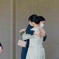 Sebagai dua saudari, Putri Mako dan Putri Kako dikatakan cukup dekat. Meski harus berpisah, Kako pun mengaku ikut bahagia dengan pernikahan kakaknya. Mereka bahkan sempat terlihat menangis dan berpelukan ketika Mako akan meninggalkan Jepang untuk tinggal di New York bersama suaminya.Foto: Getty Images