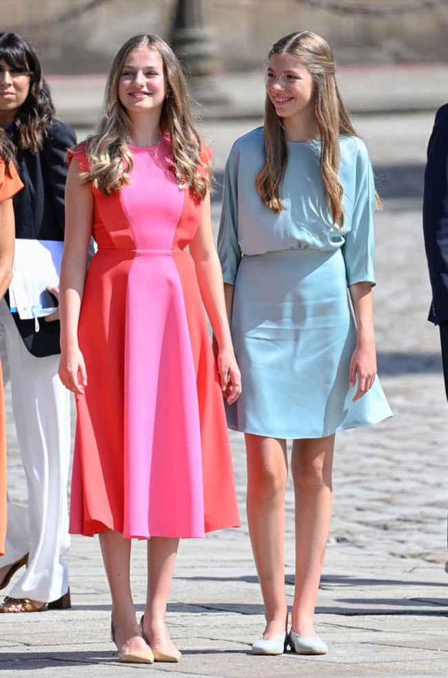 Gaun rancangan desainer Cayro Vestido itu dipadankan dengan sepatu pointy warna nude. Foto: Getty Images