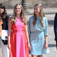 Gaun rancangan desainer Cayro Vestido itu dipadankan dengan sepatu pointy warna nude. Foto: Getty Images