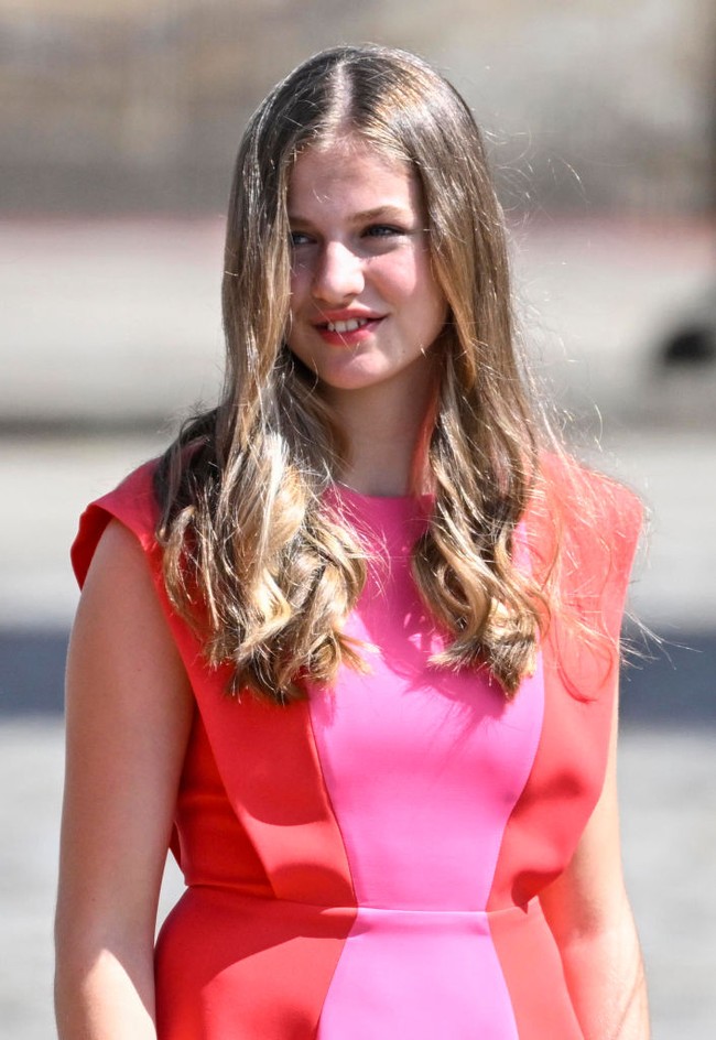 Sosok Putri Leonor yang sudah remaja dan beranjak dewasa mencuri perhatian publik. Kecantikannya sebagai putri raja kian terpancar. Foto: Getty Images