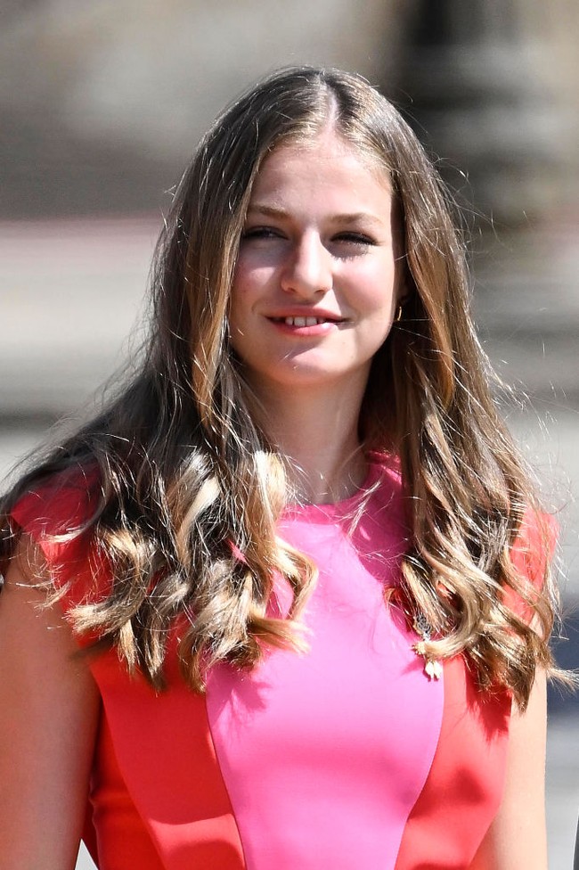 Wajah Putri Leonor dipercantik dengan pulasan makeup tipis. Sementara rambutnya digerai dan ditata bergelombang. Foto: Getty Images