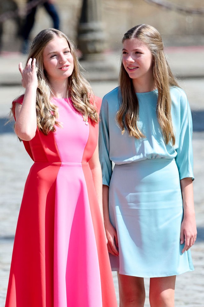 Putri yang telah berusia 16 tahun ini tampil feminin dengan gaun pink-merah berpotongan A-line dan aksen ruffle. Ia pun terlihat makin dewasa. Foto: Getty Images