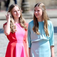 Putri yang telah berusia 16 tahun ini tampil feminin dengan gaun pink-merah berpotongan A-line dan aksen ruffle. Ia pun terlihat makin dewasa. Foto: Getty Images