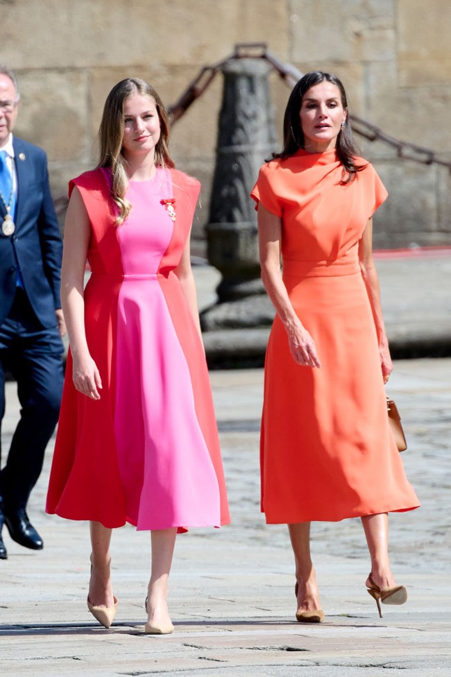 Sementara ibu mereka, Ratu Letizia, tampil stylish seperti biasanya, Kali ini dia mengenakan gaun oranye dengan aksen lipit di dada dari brand Vogana. Foto: Getty Images