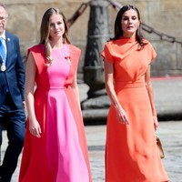 Sementara ibu mereka, Ratu Letizia, tampil stylish seperti biasanya, Kali ini dia mengenakan gaun oranye dengan aksen lipit di dada dari brand Vogana. Foto: Getty Images