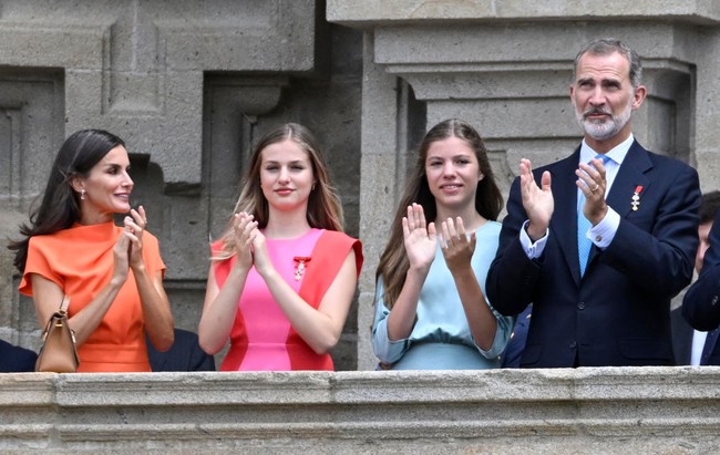 Putri Leonor bersama adiknya, Putri Sofia, menemani Raja Felipe dan Ratu Letizia acara tahunan Apostle Santiago di Spanyol, Senin (25/7/2022). Foto: Getty Images