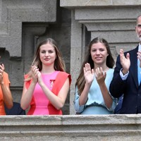 Putri Leonor bersama adiknya, Putri Sofia, menemani Raja Felipe dan Ratu Letizia acara tahunan Apostle Santiago di Spanyol, Senin (25/7/2022). Foto: Getty Images