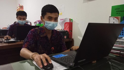 Raka dan Erik penyandang disabilitas sensorik yang bertugas menginput data penyandang disabilitas anak-anak di Dinsos P3A Tabanan seperti terlihat pada Senin (26/7/2022).
